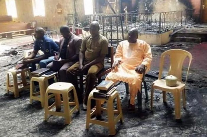 Nigeria: Thờ phượng Chúa ngay trong nhà thờ vừa bị phóng hỏa