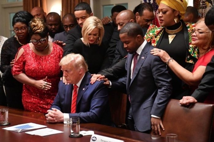 Những người da màu ưu tú cầu nguyện cho Tổng thống Trump