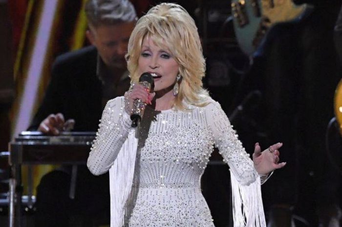 Ca sĩ huyền thoại Dolly Parton: “Chúa đang rèn chúng ta qua đại dịch”