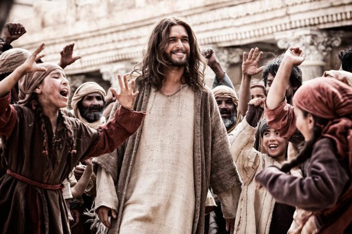 Mừng sinh nhật lần thứ 51 của người đóng vai Chúa Jesus đẹp nhất!